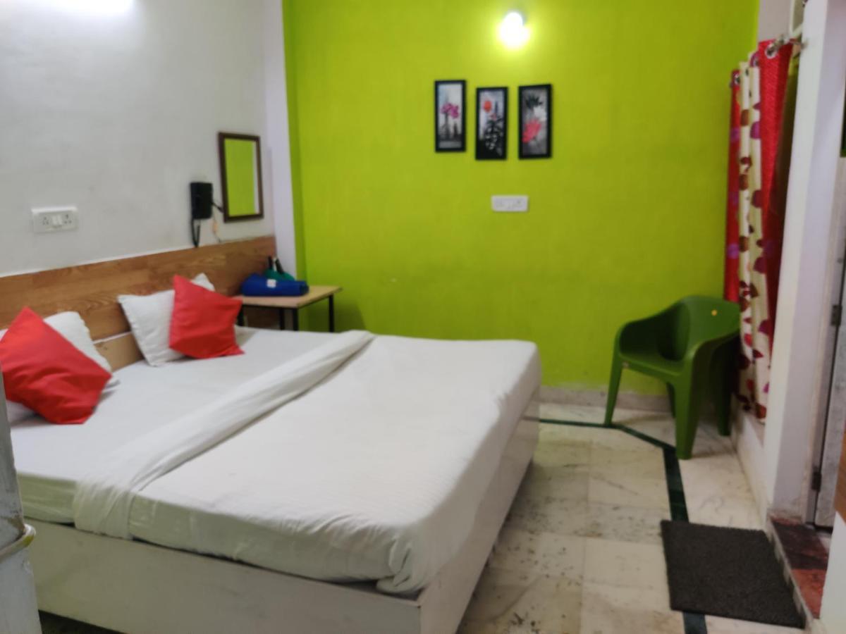 Anand One Guest house *